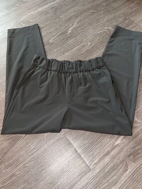 Vuori women’s Elastic Waist Performance Pants - Grey. Size S